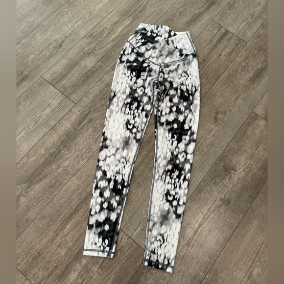 AERIE shine high waisted crossover leggings 🤍 - Picture 4 of 10